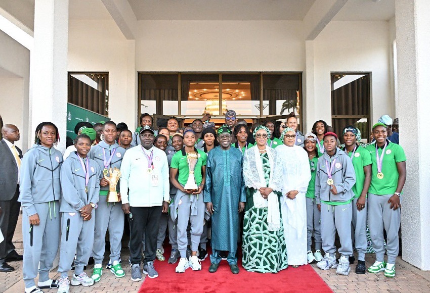 Super-Falcons-in-a-group-with-president-Bola-Tinubu-and-First-lady-Remi-Tinubu